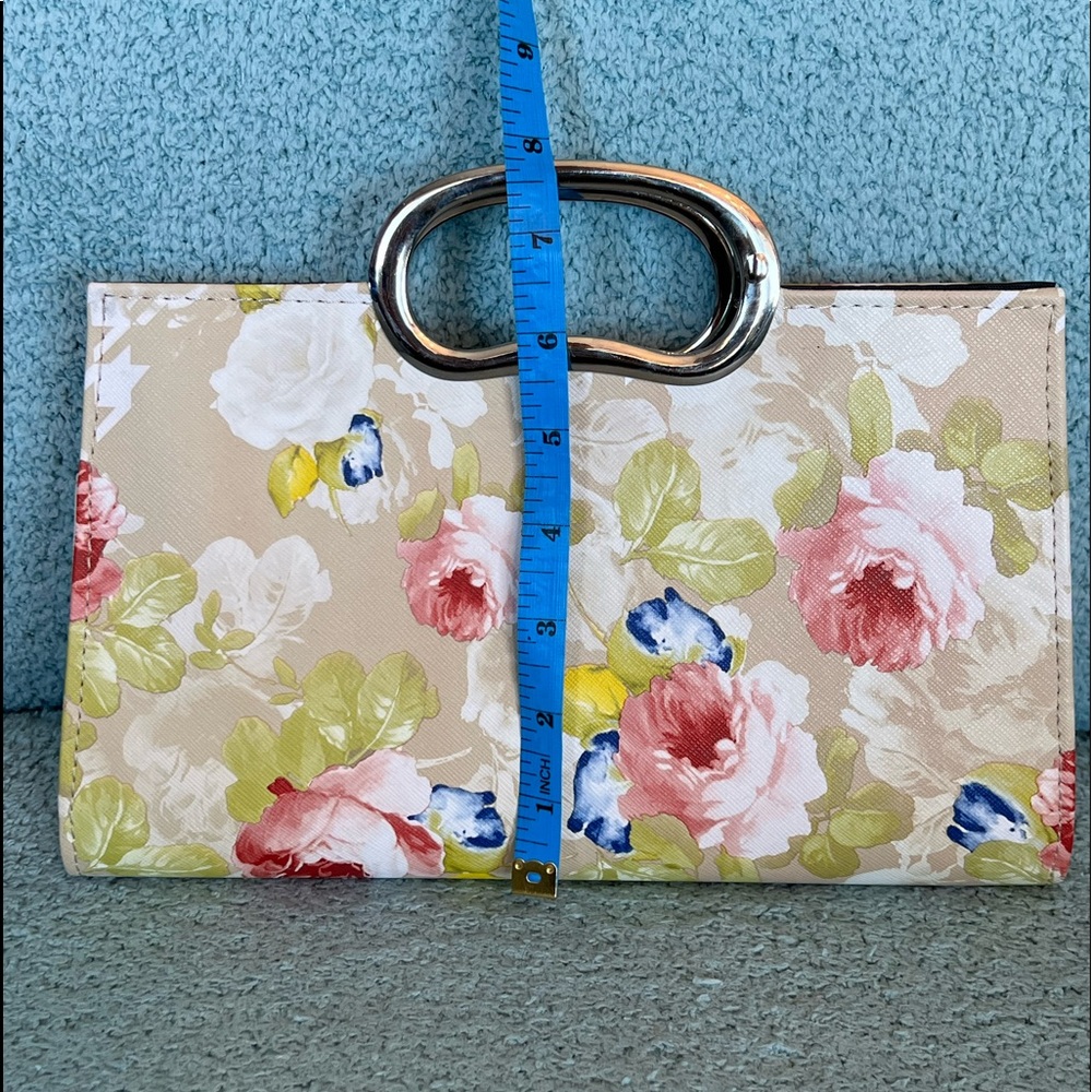 Hard sided excellent condition hand bag Floral Snap closure Purse. Metal handle